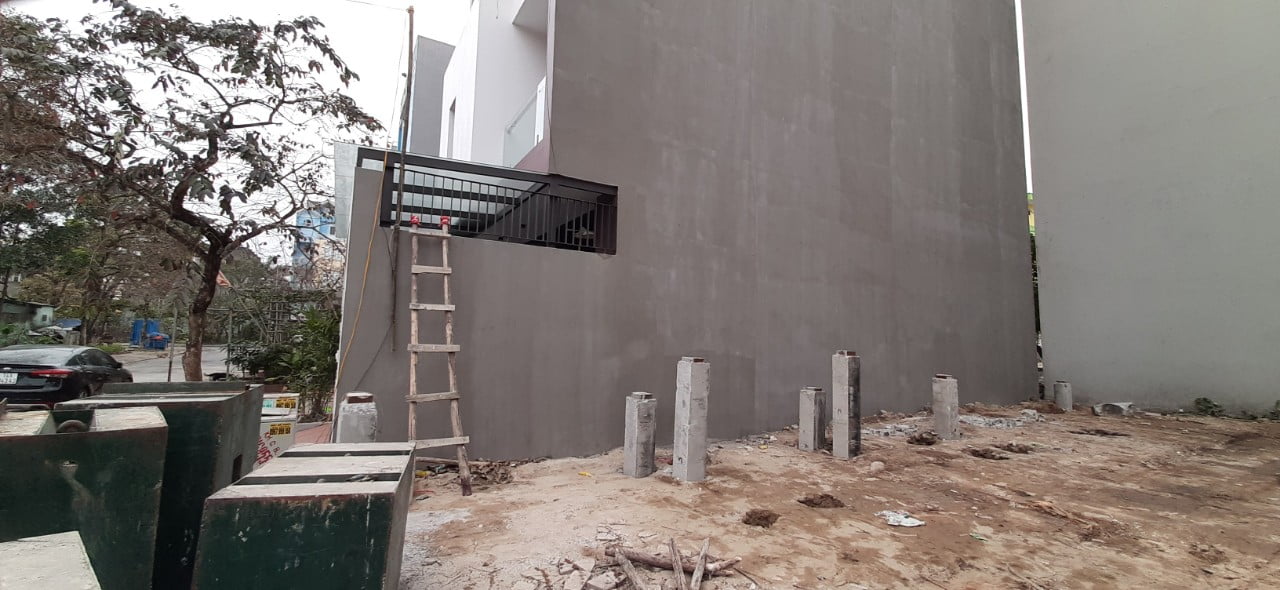 Quá trình ép cọc bê tông nhà 3 tầng tại phường Hà Khánh