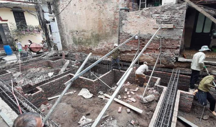 Ngôi nhà đang thi công phần móng.