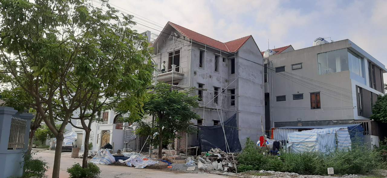 Giai đoạn ngôi nhà trước khi sơn.