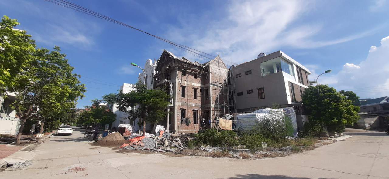 Ảnh giai đoạn phần thô chuẩn bị lợp mái.