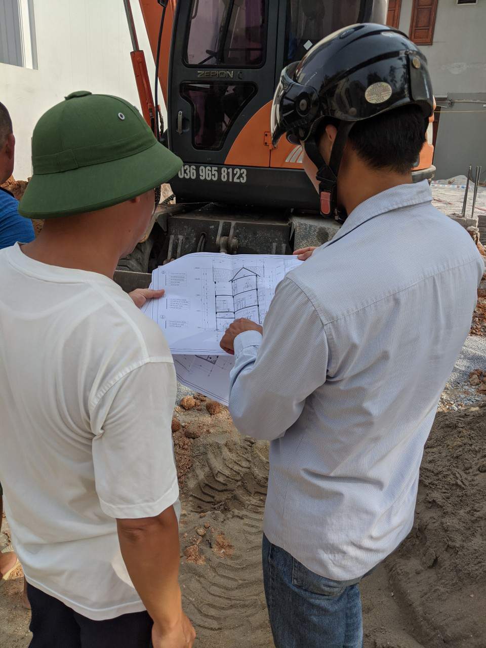 Ảnh trao đổi với chủ đầu tư.