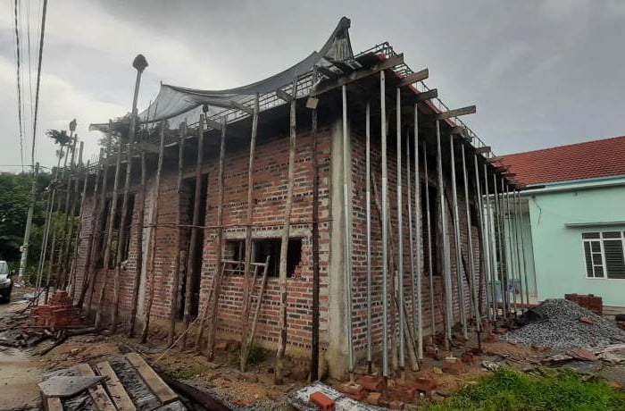 Phần mái nhà 2 tầng ở Việt Hưng.