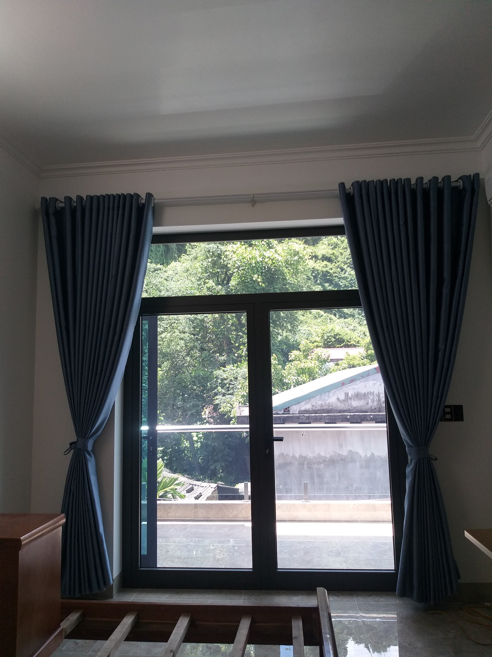 Bộ rèm cản nắng màu xanh than cho phòng ngủ to