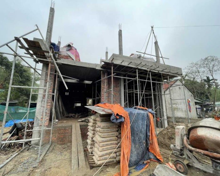 Ngôi nhà đang đổ cột tầng 2