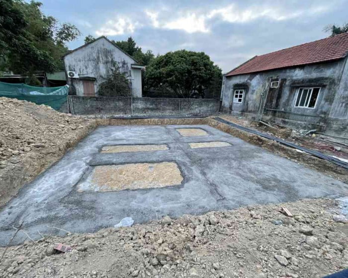 Quá trình chuẩn bị đổ bê tông lót móng.