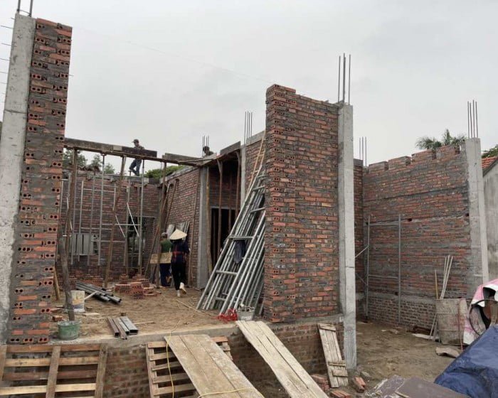 Thi công xây tường tại tầng 1