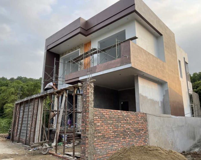 Hoàn thiện phần sân cổng.