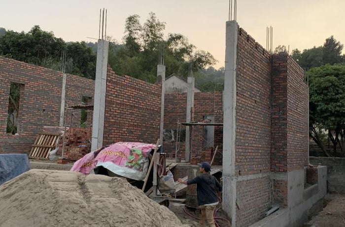 Quá trình xây tường tại tầng 1.