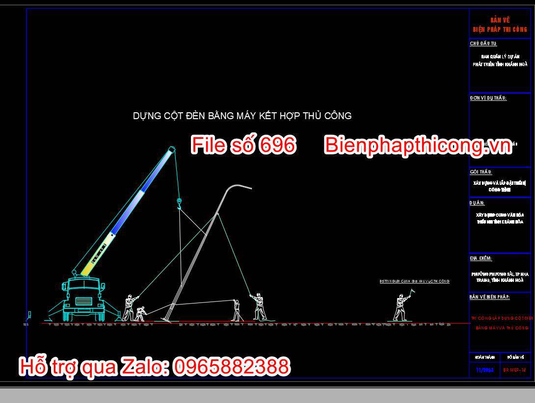 Dựng cột đèn bằng máy kết hợp thủ công.